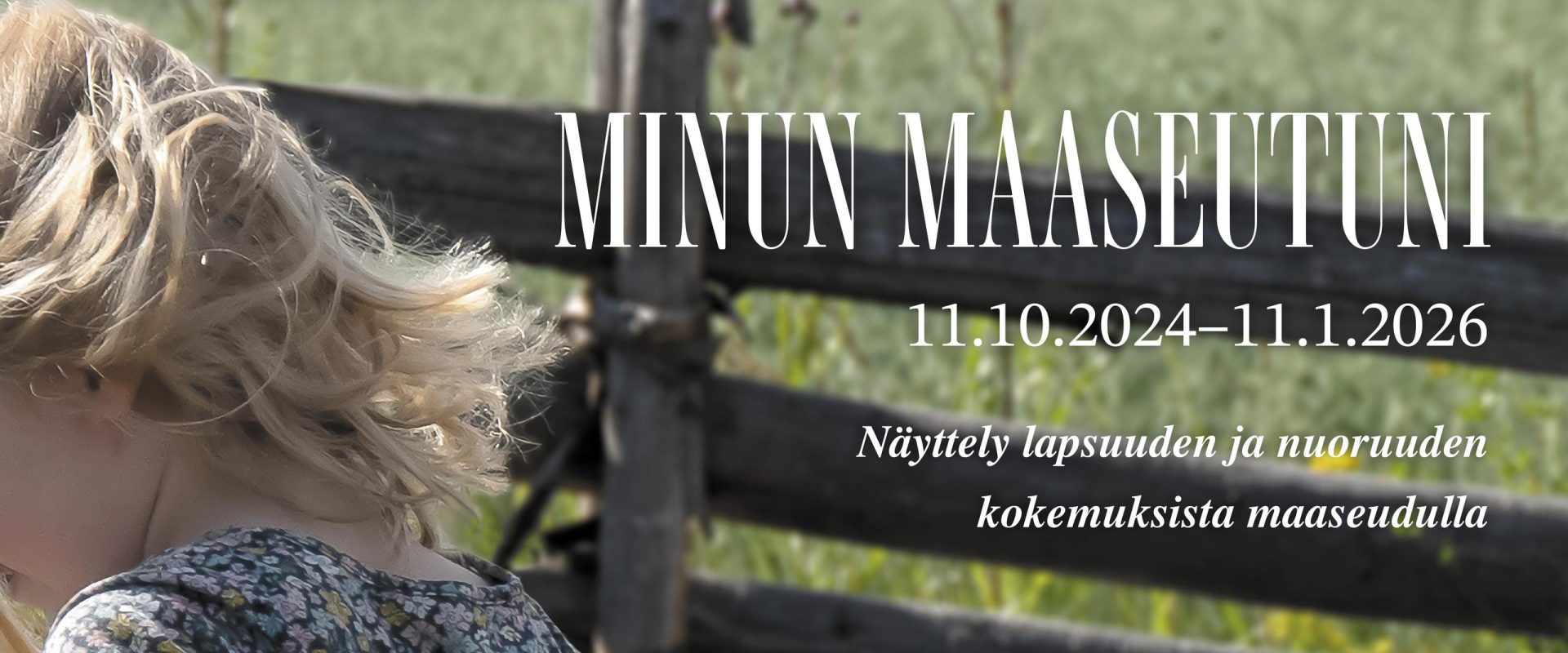 Näyttelyjulisteen kuva: lapsi aidan takana, teksti Minun maaseutuni 11.10.2024–11.1.2026