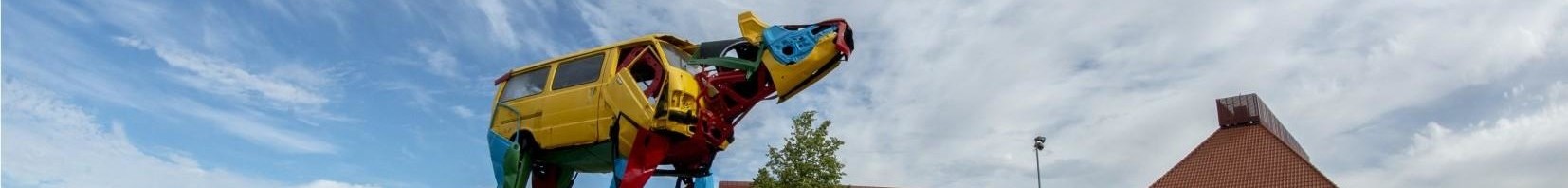 Lähikuva värikkäästä lehmäveistoksesta sinistä taivasta vasten