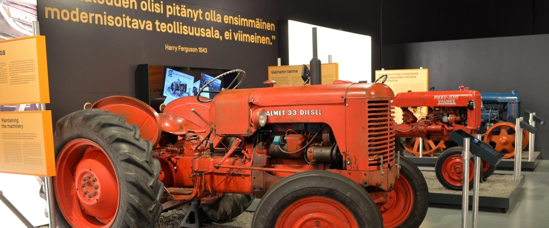 Punainen traktori Pysyvät näyttelyt -tilassa